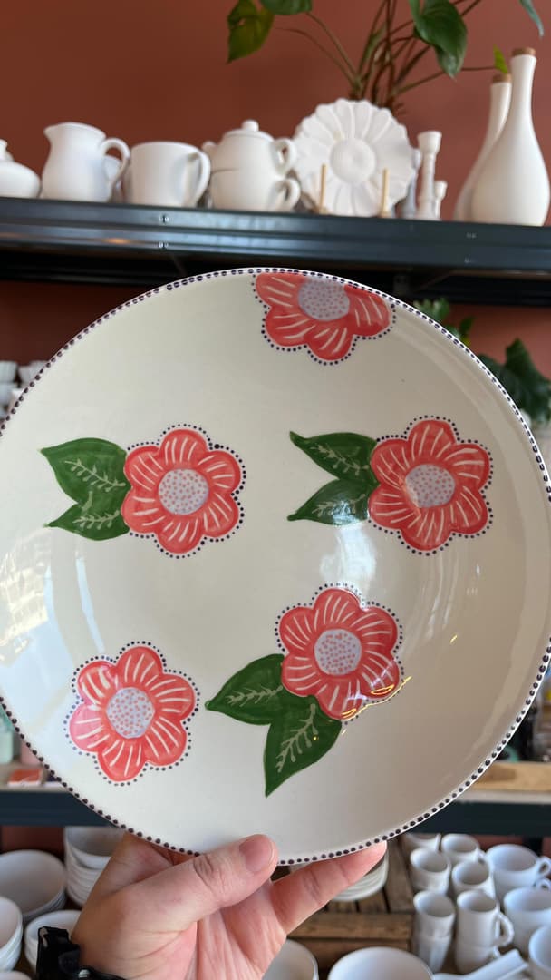 Handgeschilderd keramiek bord met bloemen bij Westhoff