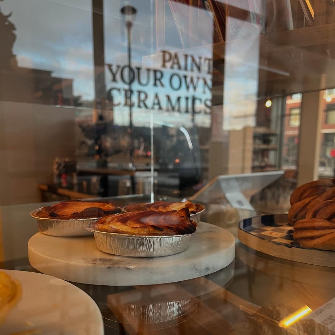 Westhoff cafe etalage met Paint Your Own Ceramics