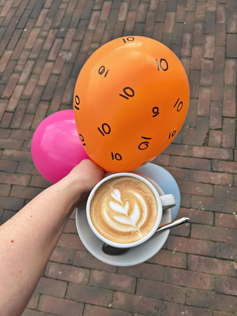 Werkplek in het cafe met koffie en keramiek