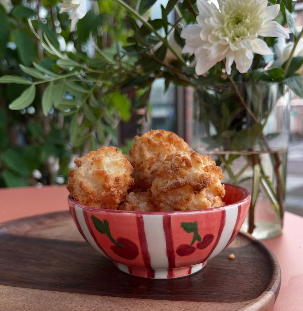 Bakje met kersjes en bloemen