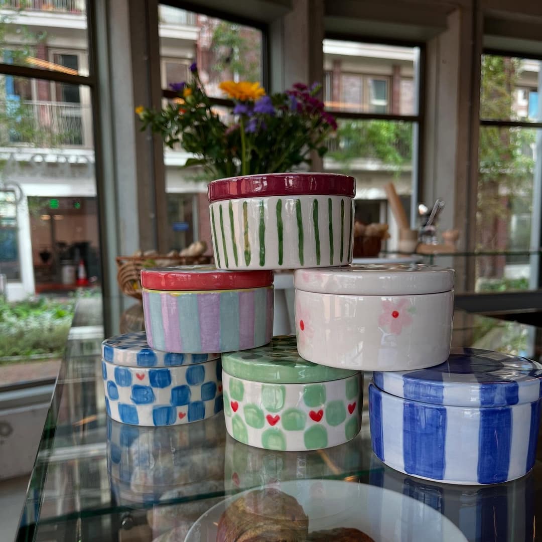 Handbeschilderde bakjes door gasten